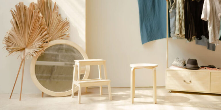 Wide round accent table